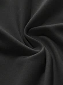 年轻男孩圣诞帽和复古红色格子字母印花休闲 T 恤