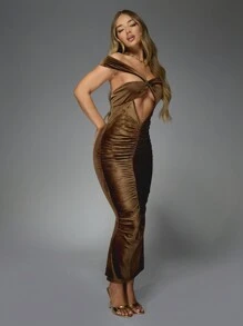 MISSGUIDED Samtkleid mit Ausschnitt an den Schultern, geraffter Vorderseite und Bodycon-Passform in Midi-Länge - Braun - Übersicht 1