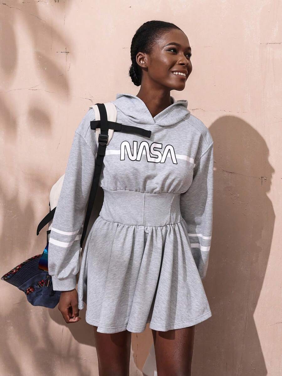 VARSITIE 字母印花落肩长袖连帽休闲短款女式连衣裙 - 灰色 - 查看 1