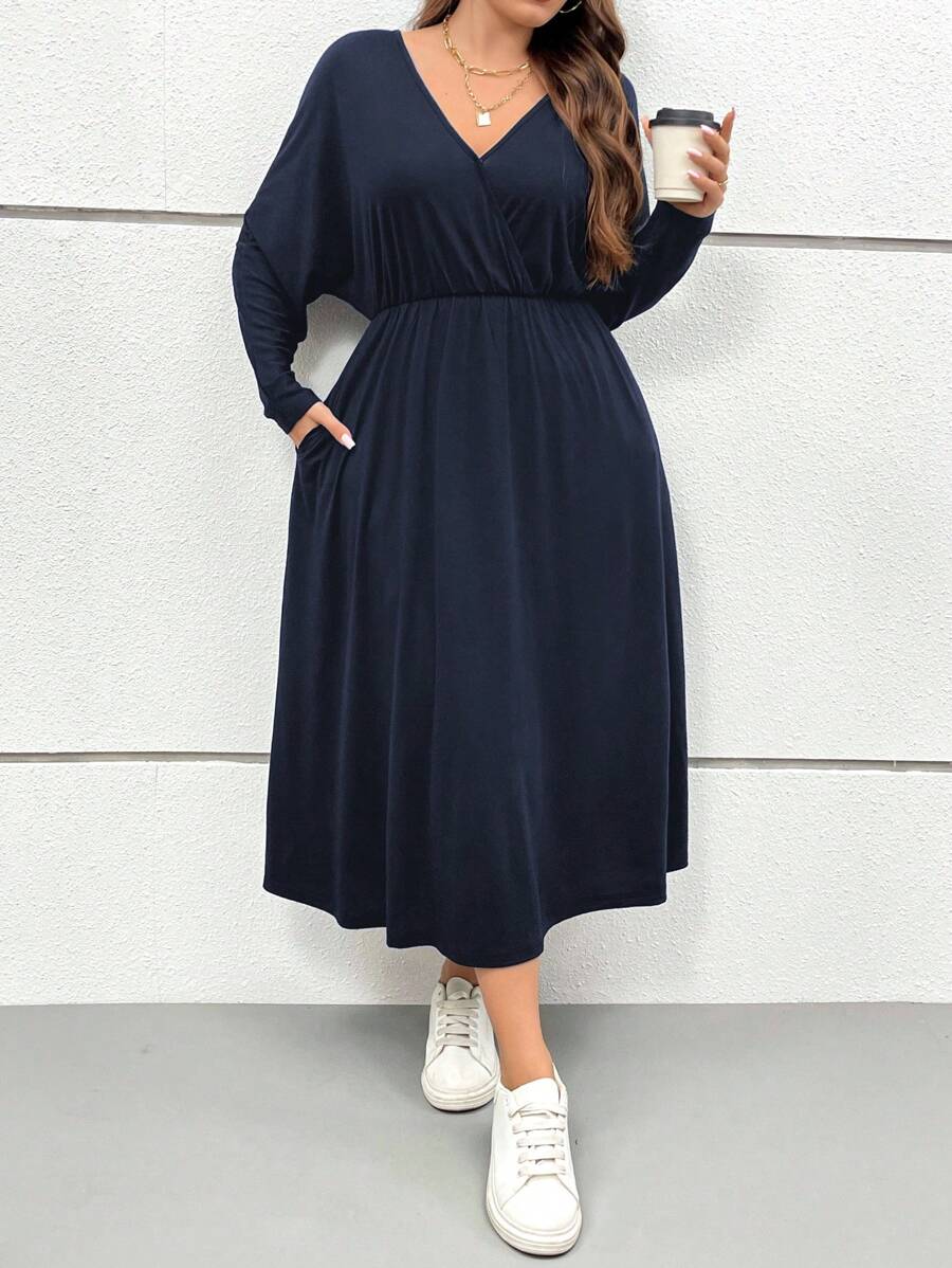 SHEIN Essnce Robe mi-longue ample et confortable bleu marine à col en V, manches longues et poches à la taille pour femmes en grande taille, vêtements d'automne et d'hiver pour femmes, robe noire de base, tenues, robe cintrée, robe de mère, vêtements d'enseignante, robe conservatrice - Bleu marine - Voir 1