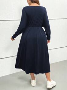 SHEIN Essnce Robe mi-longue ample et confortable bleu marine à col en V, manches longues et poches à la taille pour femmes en grande taille, vêtements d'automne et d'hiver pour femmes, robe noire de base, tenues, robe cintrée, robe de mère, vêtements d'enseignante, robe conservatrice - Bleu marine - Voir 2