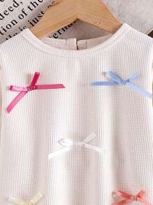 SHEIN 年轻女孩 3D 蝴蝶结装饰纯色针织运动衫搭配蓝色牛仔直筒裤、杏色荷叶边下装、可爱时尚、春秋户外休闲装