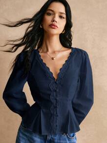 Poéselle 棉质优雅蕾丝花边腰部纽扣细节衬衫，长袖衬衫，腰部衬衫，蕾丝上衣，蕾丝衬衫，棉质衬衫，优雅腰部细节，适合日常工作外出轻松时尚必备，FW24，秋季女装