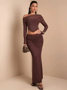 SHEIN BAE طقم أنيق للنساء باللون البني، توب قصير أكتاف غير متماثلة بأكمام طويلة وتنورة نصف طويلة ذات خصر عالي ومكشكشة، مجموعة مكونة من 2 قطعة، أزياء متطورة ومناسبة لعيد الميلاد والحفلات والمناسبات الرسمية والمواعيد الرومانسية والتجمعات مع الأصدقاء