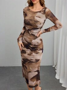 SHEIN Clasi 女士扎染印花圆领长袖中长款褶皱紧身时尚连衣裙长款女装 - 摩卡棕 - 查看 4