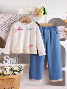 SHEIN 年轻女孩 3D 蝴蝶结装饰纯色针织运动衫搭配蓝色牛仔直筒裤、杏色荷叶边下装、可爱时尚、春秋户外休闲装