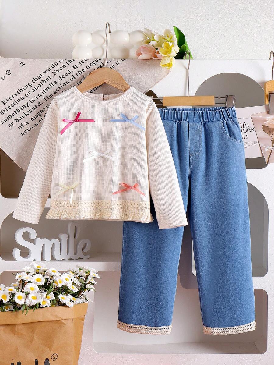 SHEIN 年轻女孩 3D 蝴蝶结装饰纯色针织运动衫搭配蓝色牛仔直筒裤、杏色荷叶边下装、可爱时尚、春秋户外休闲装