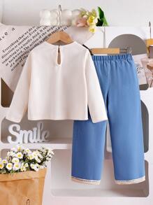 SHEIN 年轻女孩 3D 蝴蝶结装饰纯色针织运动衫搭配蓝色牛仔直筒裤、杏色荷叶边下装、可爱时尚、春秋户外休闲装