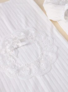 SHEIN Conjunto de 5 piezas para bebé niña con mameluco casual diario cómodo y versátil con adorno de encaje, que incluye manta, gorro, guantes y calcetines - Blanco - Ver 4