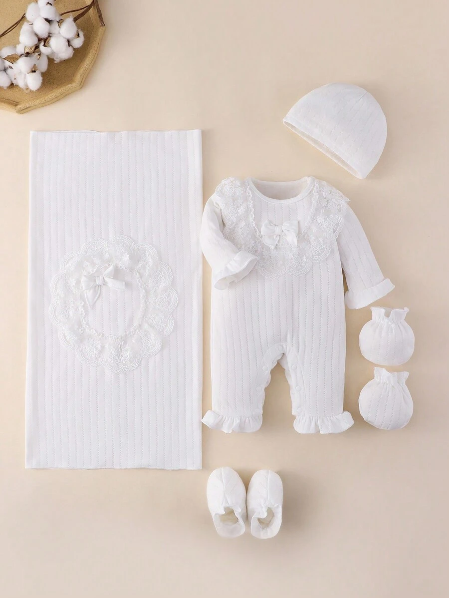 SHEIN Conjunto de 5 piezas para bebé niña con mameluco casual diario cómodo y versátil con adorno de encaje, que incluye manta, gorro, guantes y calcetines - Blanco - Ver 1