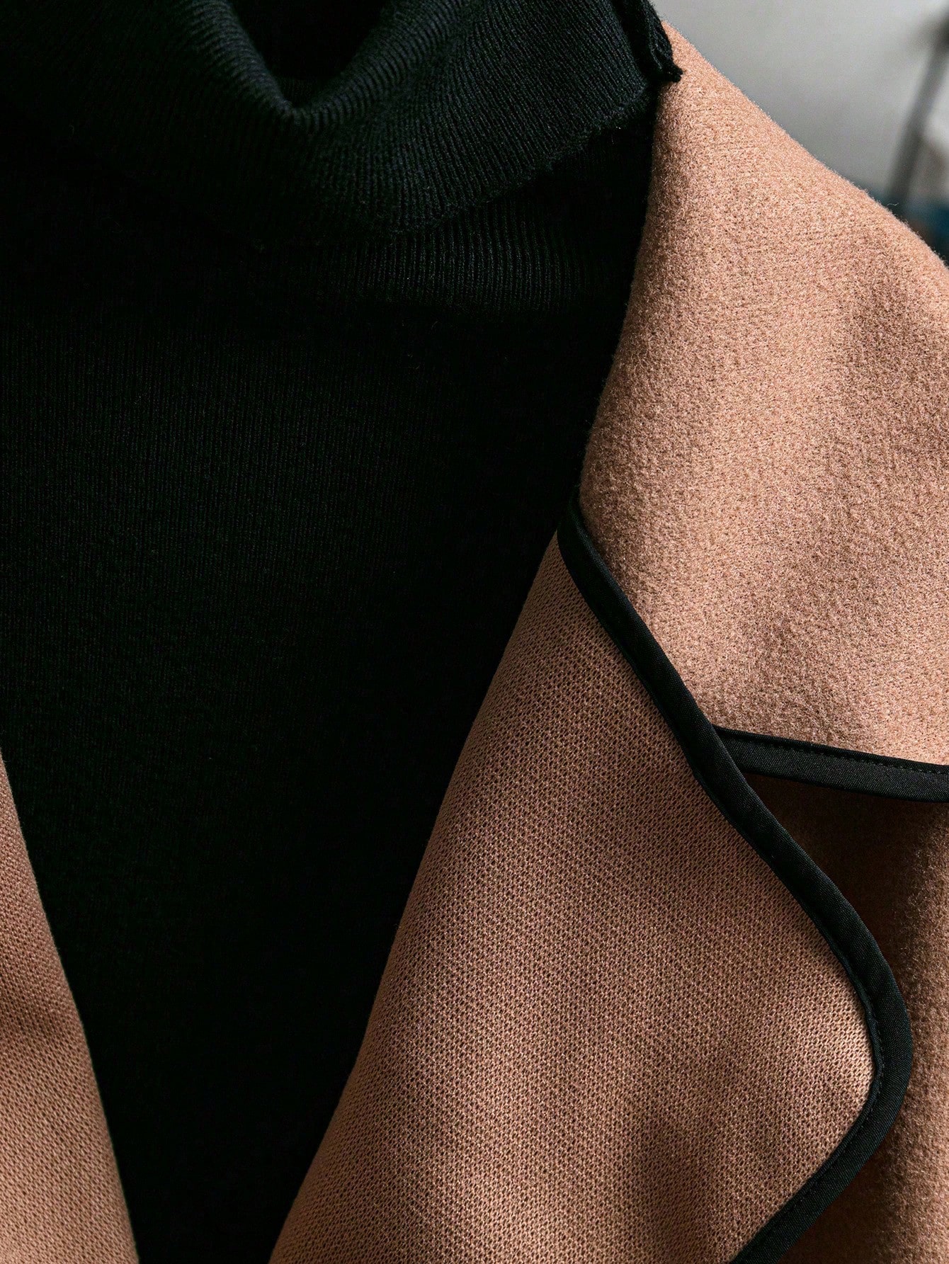 GlowEve جاكيت كاجوال ذات لون واحد وتريم متباين في...