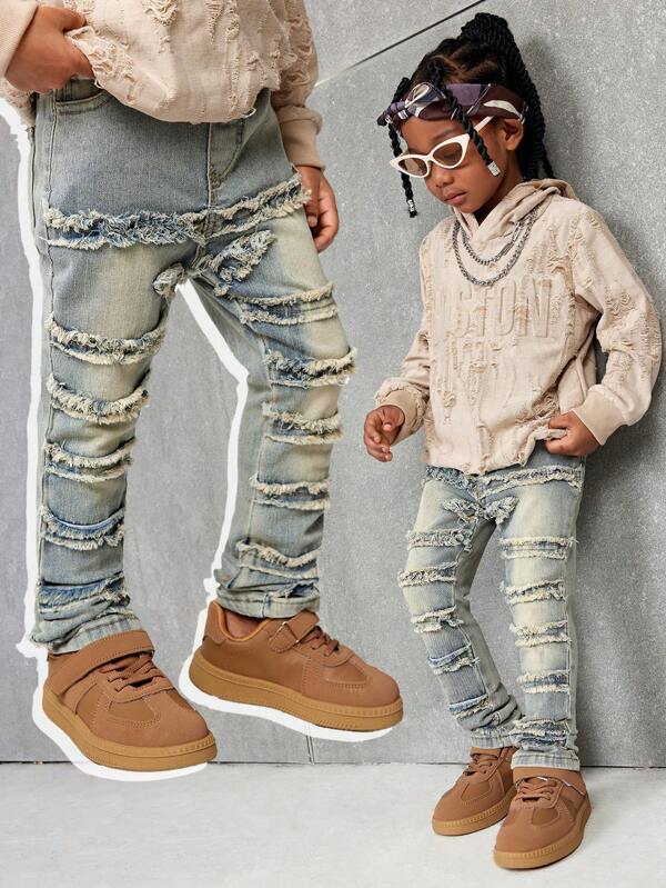 SHEIN Pantalones vaqueros azules ceñidos con diseño retro desgastado, envejecido y parches, de alta elasticidad, para niños, para usar en invierno en exteriores