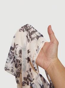 SHEIN MOD Áo ba lỗ cổ vuông in hoa xanh trắng ôm vừa vặn xếp ly thanh lịch quyến rũ cho nữ, Quần áo mùa thu, Quần áo Halloween, Áo thời Phục hưng, Áo thời Phục hưng Milkmaid Toptop hoa cắt cúp - màu đen - Xem 5