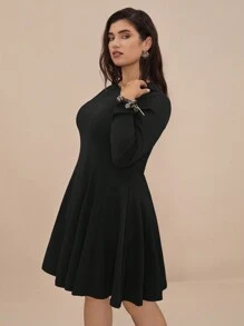 SHEIN VCAY Vestido negro de manga larga con cuello redondo, silueta evasé y bajo con vuelo, talla grande - Negro - Ver 5