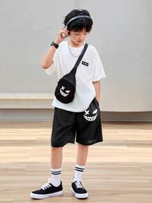 Tween Boy Áo thun ngắn tay cổ tròn phong cách đường phố giản dị có in họa tiết, quần short màu sắc sạch sẽ và túi đeo vai lưới dệt kim Bộ ba mảnh - màu đen - Xem 6