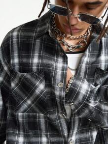 Manfinity RebelGame Áo sơ mi nam tay dài kẻ sọc rộng rãi thoải mái - Đen và trắng - Xem 3