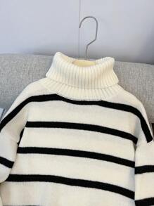 SHEIN 1 pieza Suéter cálido de cuello alto casual y cómodo con estampado a rayas en blanco y negro para adolescentes varones. Ropa de vuelta al colegio; ropa de otoño; ropa para chicos adolescentes; chaquetas de otoño; ropa de otoño y invierno