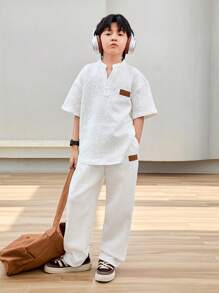 SHEIN Tween Boys Casual Street Style Leather Stamp Notched V-Neck Pullover Short-Sleeved T-Shirt Solid Color Straight Trousers Knitted Two-Piece Set