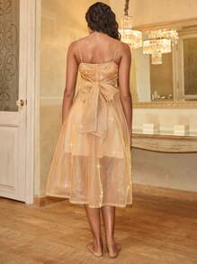 Opulessa فستان متوسط الطول ذو خصر مرتفع مناسب، مزين بعقدة مافوفة من الكروشيه باللون الأحادي، للعطلات