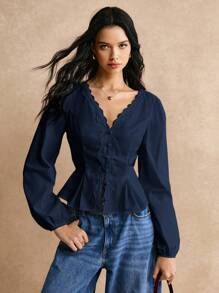 Poéselle 棉质优雅蕾丝花边腰部纽扣细节衬衫，长袖衬衫，腰部衬衫，蕾丝上衣，蕾丝衬衫，棉质衬衫，优雅腰部细节，适合日常工作外出轻松时尚必备，FW24，秋季女装