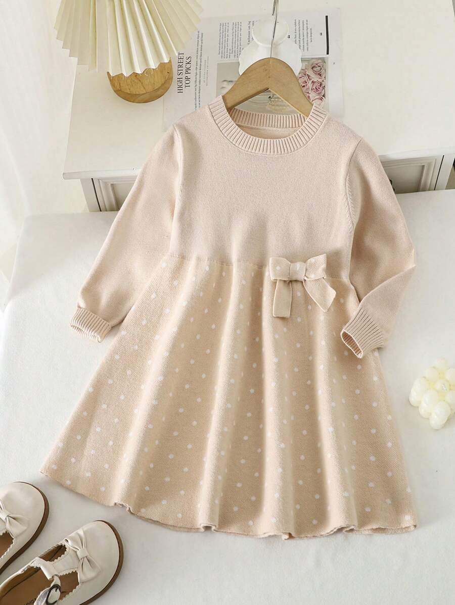 年轻女孩针织毛衣裙，新款秋冬针织裙。灰色和白色拼色设计，像明星偶像一样可爱和时尚的风格。柔软舒适的灰色面料，温暖的针织工艺。适合秋冬穿着。提升整体品质感，展现精致的工艺。优质柔软舒适的面料，保暖性好，适合长期穿着。适合居家、旅游、娱乐、商务、各种节日派对等。 - 卡其色 - 查看 1