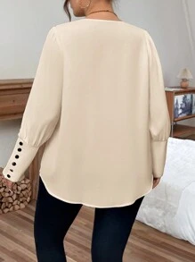 Calvaya 加大码 V 领多褶不对称十字交叉树脂纽扣装饰优雅休闲衬衫 - 杏色 - 查看 2