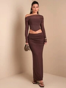 SHEIN BAE طقم أنيق للنساء باللون البني، توب قصير أكتاف غير متماثلة بأكمام طويلة وتنورة نصف طويلة ذات خصر عالي ومكشكشة، مجموعة مكونة من 2 قطعة، أزياء متطورة ومناسبة لعيد الميلاد والحفلات والمناسبات الرسمية والمواعيد الرومانسية والتجمعات مع الأصدقاء