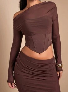 SHEIN BAE طقم أنيق للنساء باللون البني، توب قصير أكتاف غير متماثلة بأكمام طويلة وتنورة نصف طويلة ذات خصر عالي ومكشكشة، مجموعة مكونة من 2 قطعة، أزياء متطورة ومناسبة لعيد الميلاد والحفلات والمناسبات الرسمية والمواعيد الرومانسية والتجمعات مع الأصدقاء
