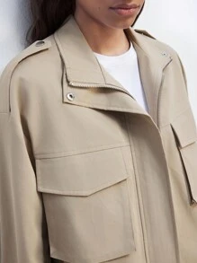 Maija Áo khoác nữ màu kaki khóa kéo và nút cài phía trước đầu xuân có túi xếp, áo dài tay giản dị và thời trang - Màu Khaki - Xem 3