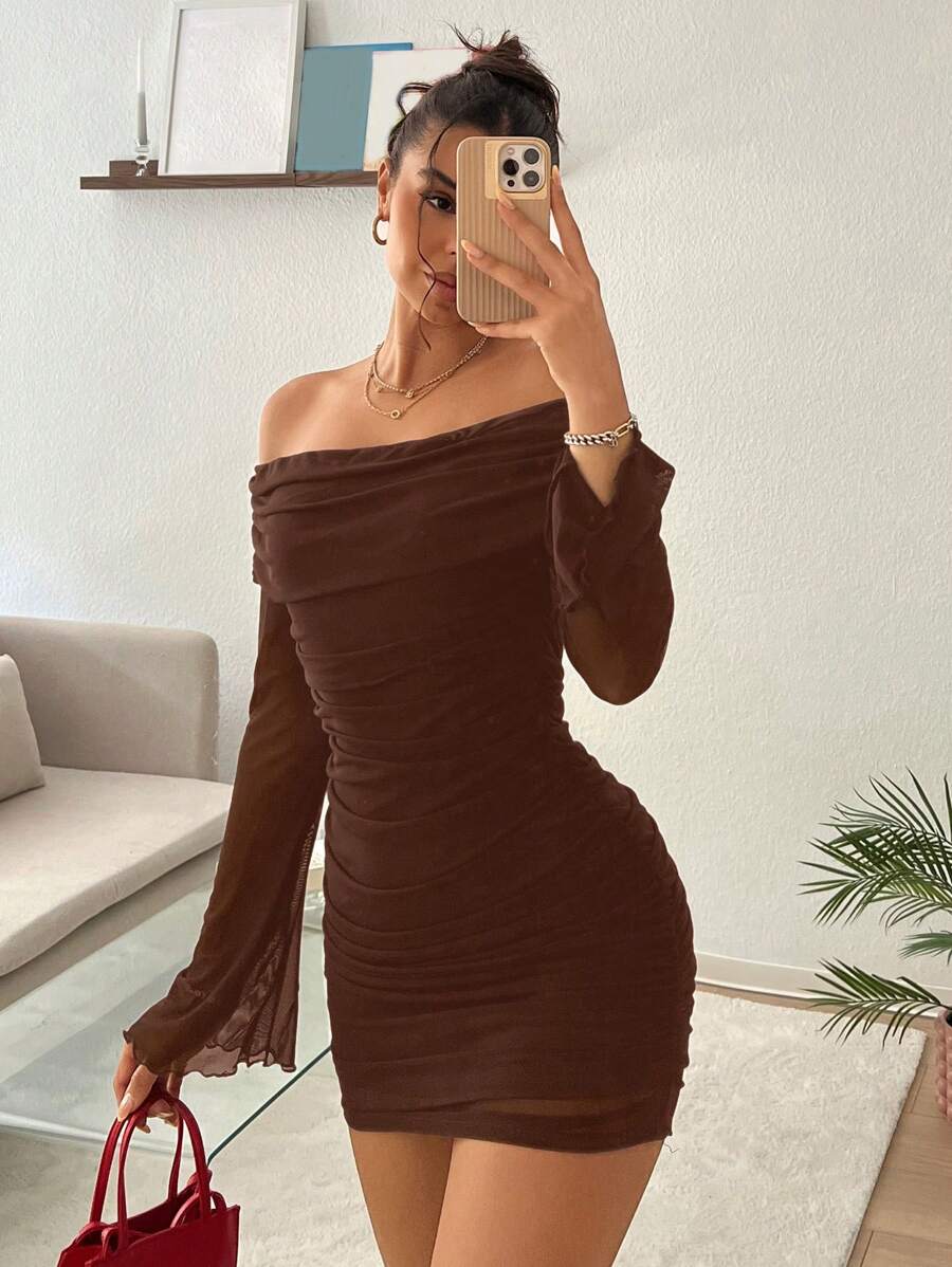 SHEIN EZwear Vestido corto con hombros descubiertos y mangas acampanadas para mujer - Marrón - Ver 1