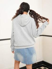 SHEIN 2 件套休闲图案印花连帽羊毛运动衫和直筒牛仔裤套装，适合青少年女孩 - 灰色 - 查看 2