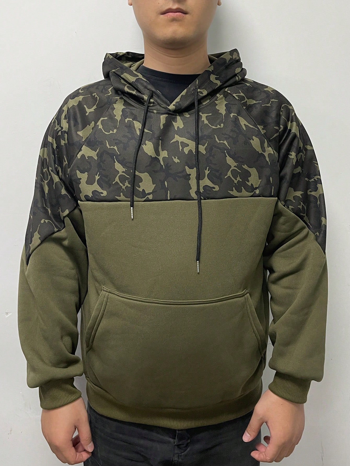 Manfinity Dauomo Men's Graphic Printed Contrast Color Hooded Sweatshirt With Pockets, Casual