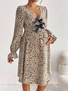SHEIN Vestido de manga larga casual para maternidad con estampado floral y decorado con lazo, para el otoño