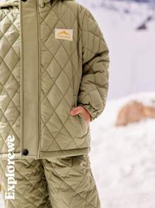 SHEIN Conjunto de 2 piezas de ropa de invierno para niño pequeño, incluyendo una camisa de manga larga con bolsillo parche y pantalones.