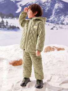 SHEIN Conjunto de 2 piezas de ropa de invierno para niño pequeño, incluyendo una camisa de manga larga con bolsillo parche y pantalones.