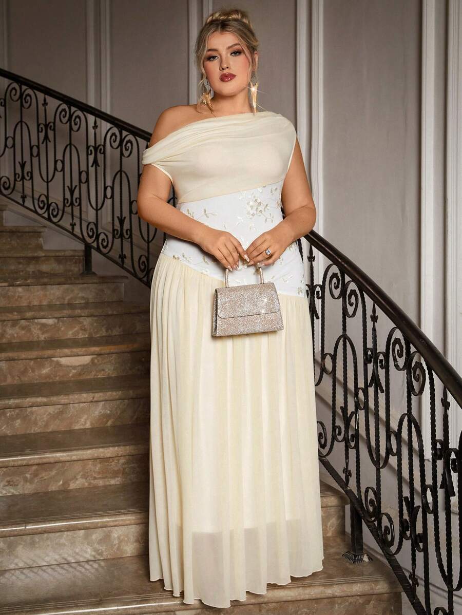 SHEIN VCAY 大码女式花卉刺绣不对称领长款优雅连衣裙 - 杏色 - 查看 1