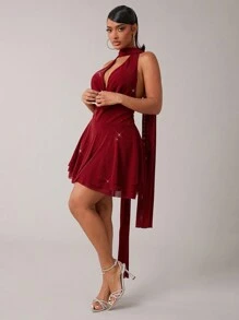 SHEIN SXY Vestido mini sexy y minimalista en color borgoña de Angola con flecos extra largos, cuello profundo drapeado y espalda descubierta, adecuado para fiestas, citas, reuniones y cumpleaños