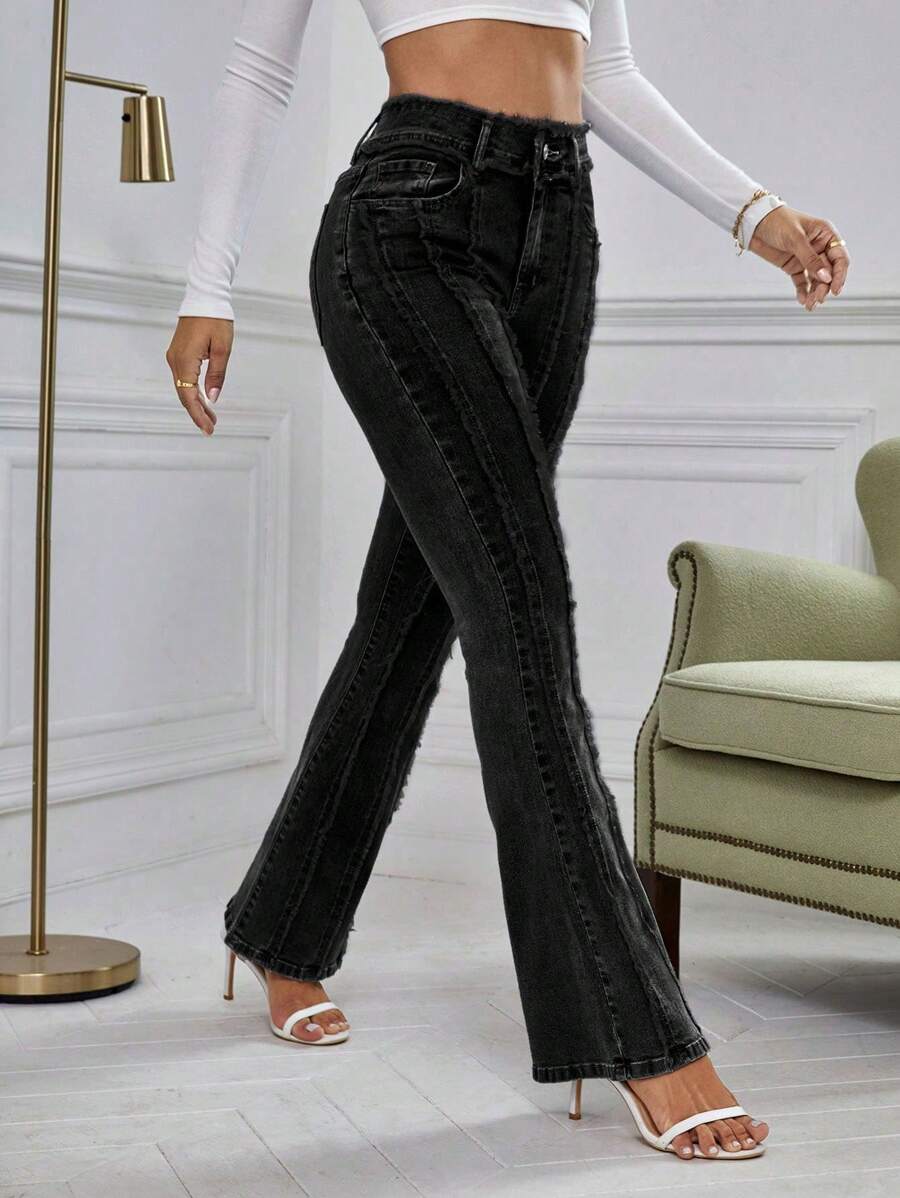 SHEIN Essnce Jeans de mezclilla de estilo informal con efecto crudo y volado en las piernas para mujer - Negro - Ver 1