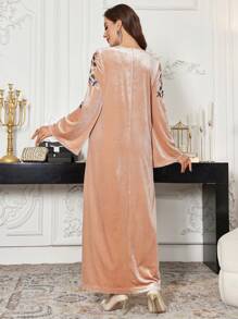 Al Najma V领长袖花卉刺绣简约休闲长袍连衣裙，端庄 - 粉色 - 查看 5