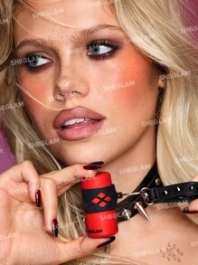 Harley Quinn X SHEGLAM Mischief Mallet 腮紅棒-Bang Bang 水性腮紅棒 亮澤天然色素 不油膩 可混合 品牌 美容 化妝 化妝品 適合女性與女孩 完美搭配夏季春季 Y2K 時尚 流行 生日 母親節禮物 假期 派對準備就緒 最佳顏色 - Bang Bang - 查看 3