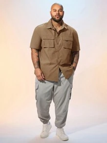 Manfinity RebelGame 大码休闲短袖梭织衬衫 - 咖啡棕 - 查看 1