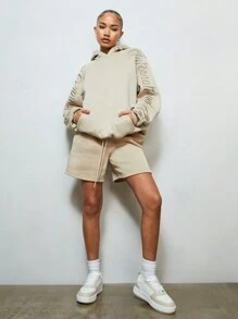 SUMWON WOMEN Sudadera con capucha con bolsillo tipo canguro y bordado de texto, manga larga - Caqui - Ver 4