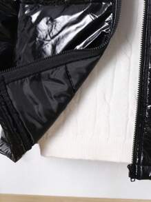 SHEIN 一件装，男童休闲学院风舒适时尚简约实用百搭加绒连帽外套，饰有贴布装饰，保暖舒适，加厚加长款羽绒服，适合日常穿着，也可作冬季外套或绗缝外套，适合儿童日常穿着，适合男童返校季穿着，适合上学、旅行、运动以及秋冬季穿着。