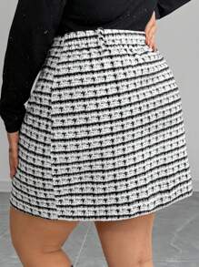 SHEIN Privé 大码女式优雅复古学院风精致秋冬下午茶女士格纹拼色 A 字短裙，松紧腰设计 - 黑與白 - 查看 2