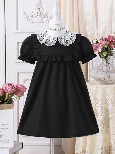 黑色短袖裙，年輕女孩休閒風格，襯衫上配蕾絲前身和荷葉領口和褶邊，適合夏天派對和度假