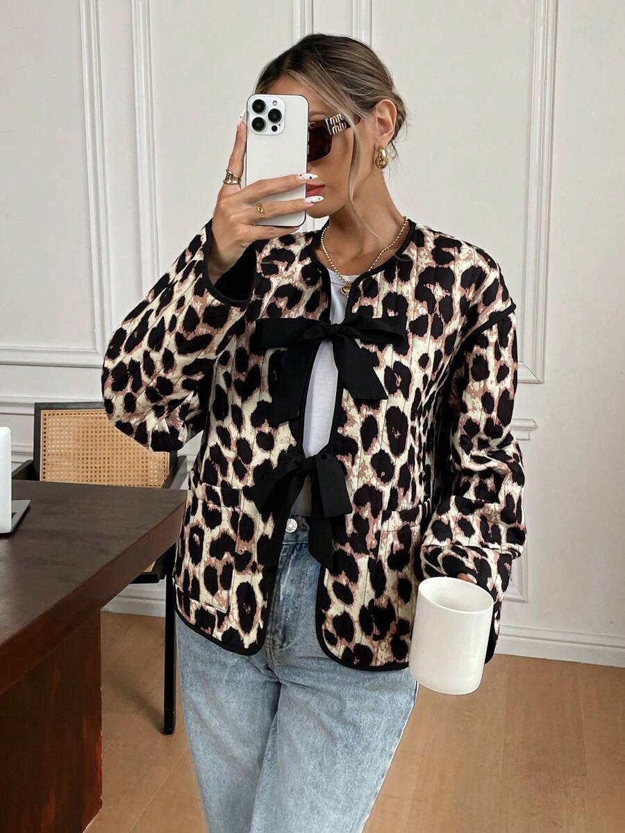 SHEIN Frenchy Abrigo acolchado casual de mujer con hombros caídos, manga larga, estampado de leopardo y nudo delantero, para invierno