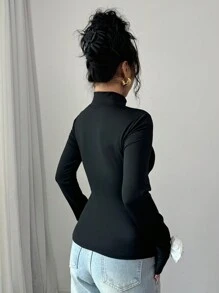 Chiquease Camiseta de cuello alto negra con decoración floral en 3D, unicolor y ajuste minimalista y entallado