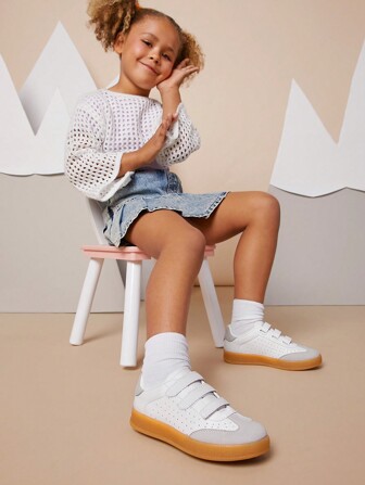 Mini mi Bestseller Kid's White Low-Top Hook And Loop Sneaker-Combines Sleek Style With Practical Comfort, Perfect For Casual Or Athletic Wear.
