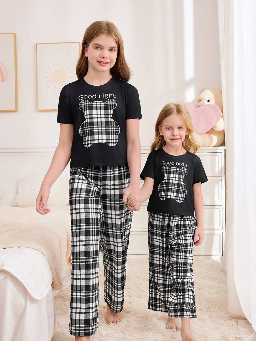 SHEIN Leap Crew 2 件套 Tween Girl 休闲熊与字母印花圆领短袖 T 恤 + 格纹图案宽松抽绳裤,舒适阻燃家居服 - 黑與白 - 查看 1