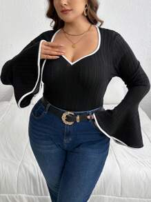 SHEIN Privé 1pc Plus Size Women Contrast Color Heart Neckline Fitted Long Sleeve T-Shirt